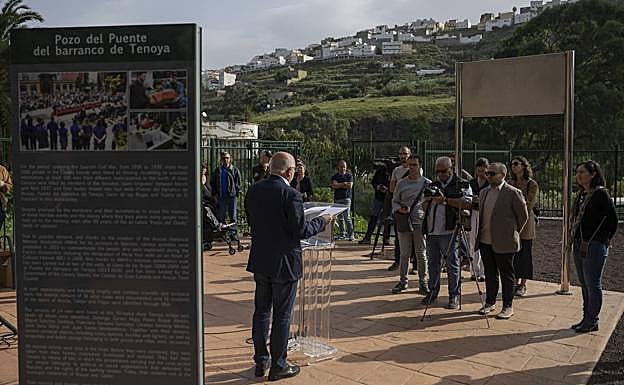 Imagen principal - Arriba un momento del acto. Debajo, detalle del monumento inaugurado y portada del libro que se ha publicado. 