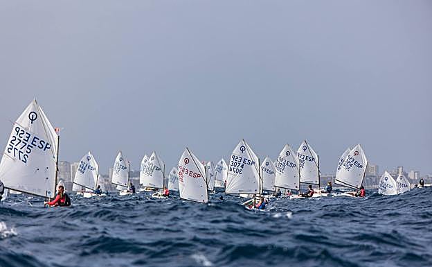 Imagen principal - Miguel Méndez lidera un inicio complejo del Trofeo AECIO por la inclemencia meteorológica