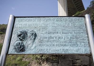 Imagen secundaria 1 - Arriba un momento del acto. Debajo, detalle del monumento inaugurado y portada del libro que se ha publicado. 