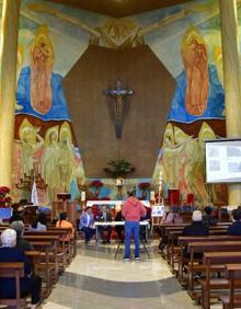 Imagen secundaria 2 - Imágenes del acto de inauguración de las obras de reforma de la torre de la iglesia de Schamann. 