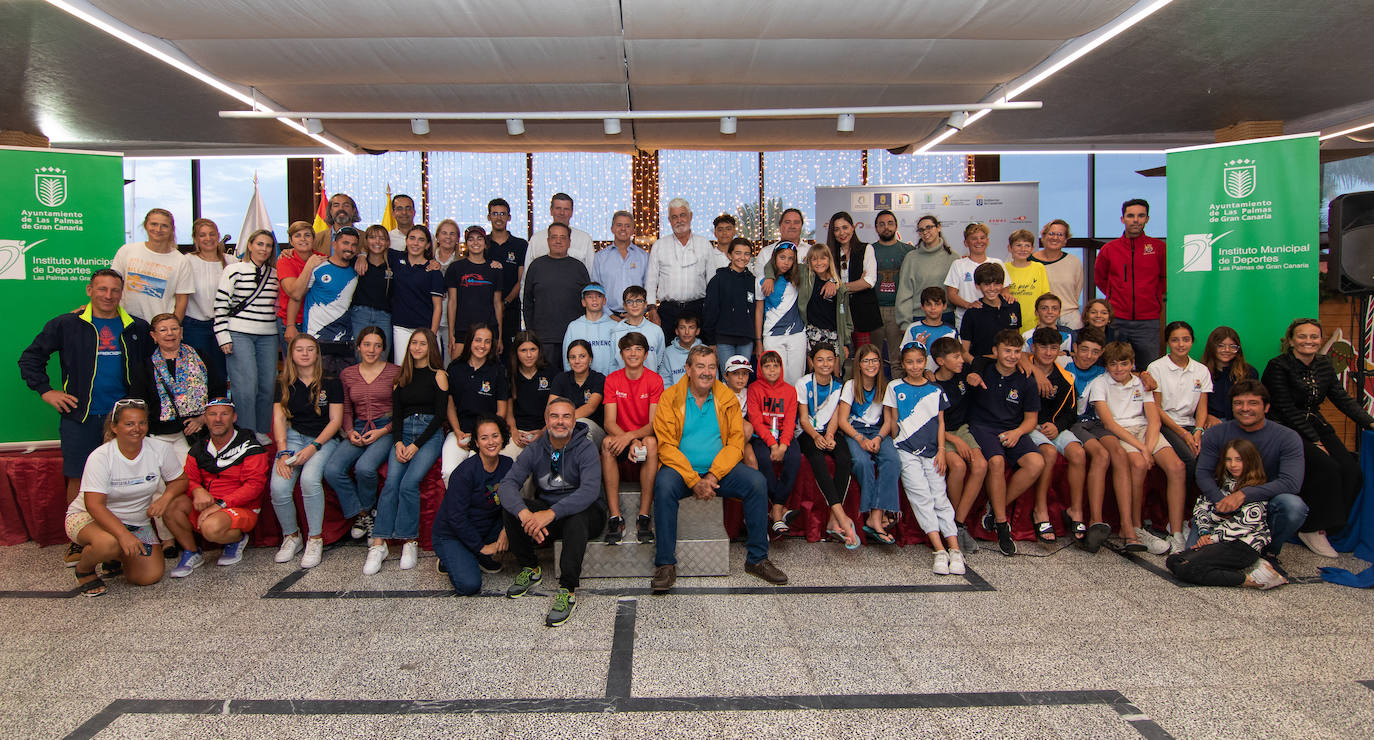 Foto de familia de participantes y organizadores de la prueba, 