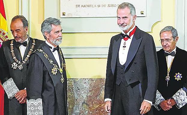 Imagen principal - Apertura del año judicial, con Carlos Lesmes y Felipe VI; debajo, inmigrantes tras el salto de la valla de Melilla en junio; y Juanma Moreno, su esposa e hijos, en su toma de posesión como presidente de la Junta de Andalucía.