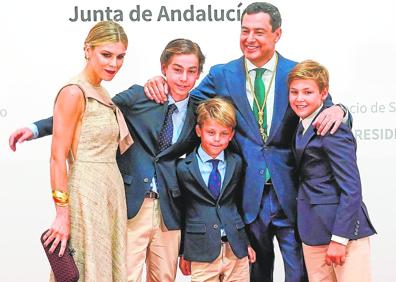 Imagen secundaria 1 - Apertura del año judicial, con Carlos Lesmes y Felipe VI; debajo, inmigrantes tras el salto de la valla de Melilla en junio; y Juanma Moreno, su esposa e hijos, en su toma de posesión como presidente de la Junta de Andalucía.