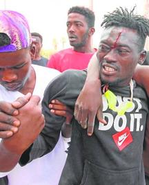 Imagen secundaria 2 - Apertura del año judicial, con Carlos Lesmes y Felipe VI; debajo, inmigrantes tras el salto de la valla de Melilla en junio; y Juanma Moreno, su esposa e hijos, en su toma de posesión como presidente de la Junta de Andalucía.