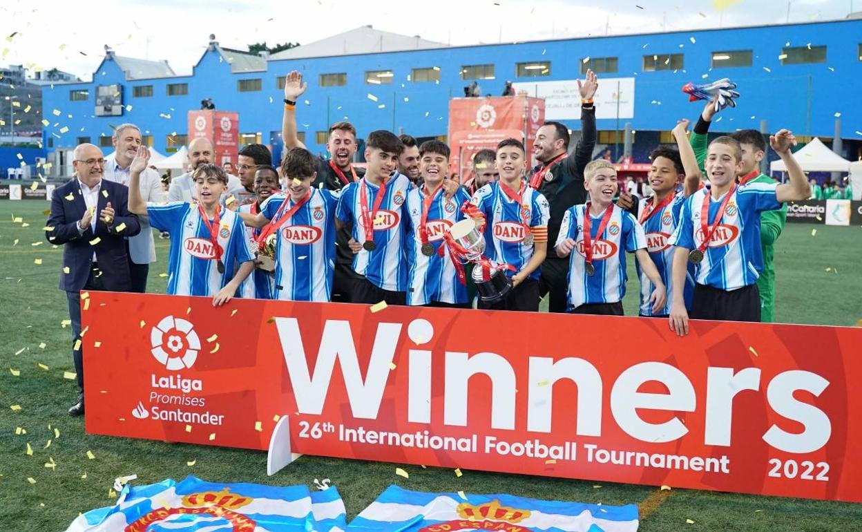 El Espanyol, celebrando su título este jueves en Maspalomas. 