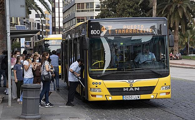 La gratuidad de las guaguas animará a los viajeros esporádicos a demandar más este servicio. 