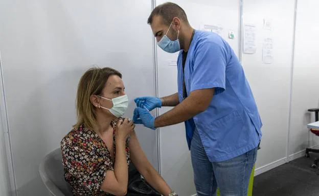 Una mujer recibiendo la dosis de refuerzo contra la covid. 