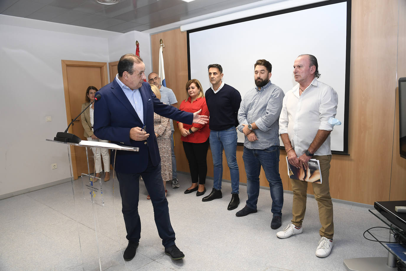 El consejero Blas Trujillo dialoga con el representante de Sepca, Joaquín Franco (dcha), en la presentación del acuerdo con la Mesa Sectorial. 