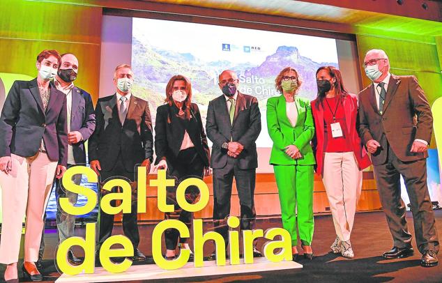 El recinto de Infecar, en la capital grancanaria, fue el lugar elegido para escenificar el inicio de los trabajos del Salto de Chira, la gran infraestructura que dotará a Gran Canaria de una pila energética que revolucionará el suministro de fluido eléctrico y dará agua a cumbres y medianías.