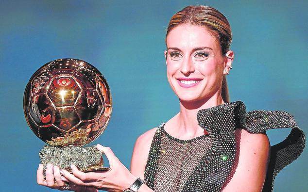 La futbolista del FC Barcelona Alexia Putellas posa con su Balón de Oro durante la ceremonia de entrega celebrada en París el 17 de octubre