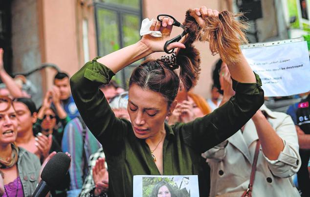 El gesto de cortarse el pelo se repitió por medio mundo como símbolo de solidaridad con las mujeres iraníes, en rebelión tras la represión sufrida solo por no llevar bien colocado el pañuelo islámico. La revuelta fue seguida incluso por los futbolistas iraníes en el Mundial. La presión internacional no ha doblegado al régimen iraní, instalado en la intransigencia.