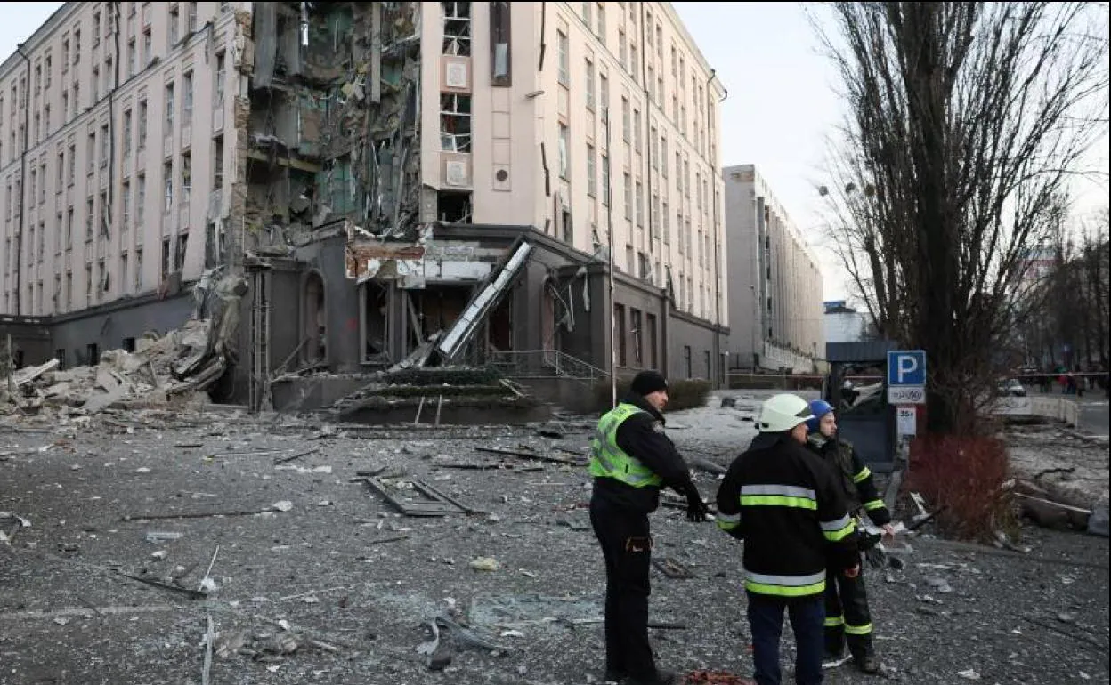 Edificio de Kiev alcanzado por los misiles rusos en los ataques de hoy.l