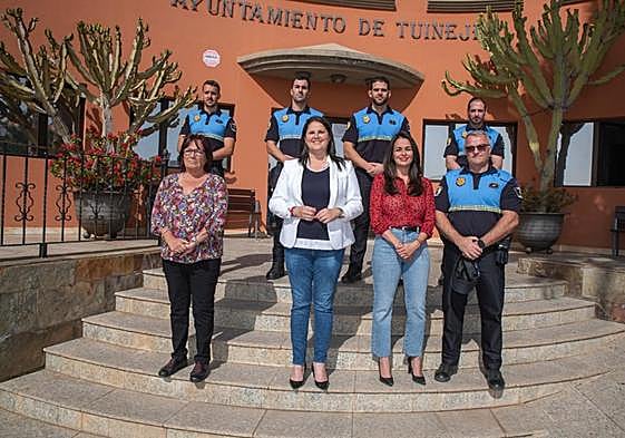 Esther Hernández, alcaldesa, y las dos concejalas, con los nuevos agentes y el jefe de la Policía Local.