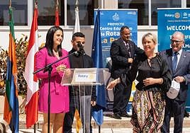 Profesores de la comunidad educativa afectada (izquierda), con la presidenta de Rotary Internacional, Jennifer Jones (dcha).