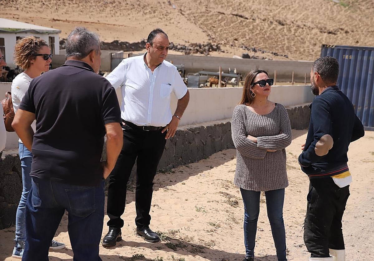 María Dolores Corujo y Andrés Stinga, en la visita a camelleros de Uga.
