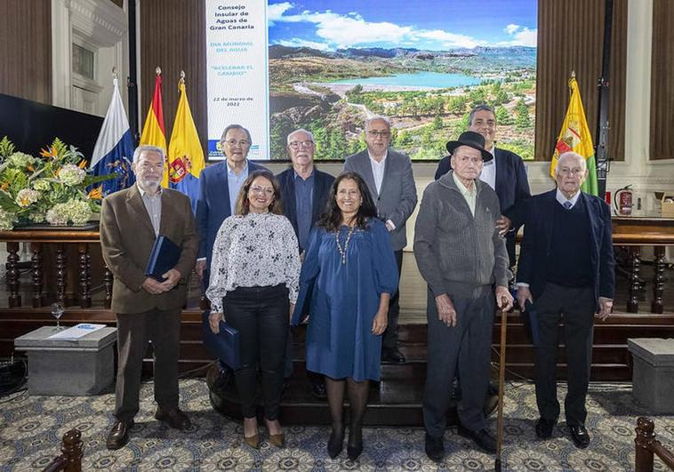 Foto de familia de las personas a las que el Cabildo ha reconocido su labor en la gestión del agua.