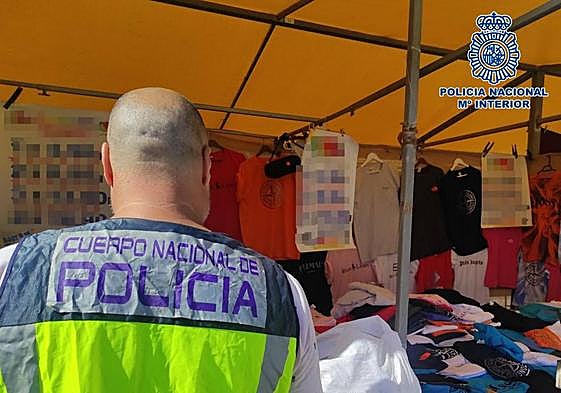Un Policía Nacional durante la investigación en el mercadillo.