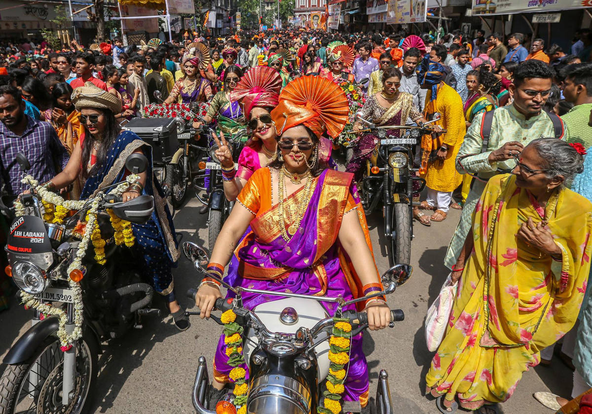 Personas con ropas tradicionales participan en una procesión para celebrar el Gudi Padwa, el Año Nuevo de Maharashtrian en Mumbai, India. Gudi Padwa es el festival hindú que cae en el primer día del mes de Chaitra y marca el comienzo del calendario lunar, que dicta las fechas de todos los festivales hindúes, también conocido como Panchang.