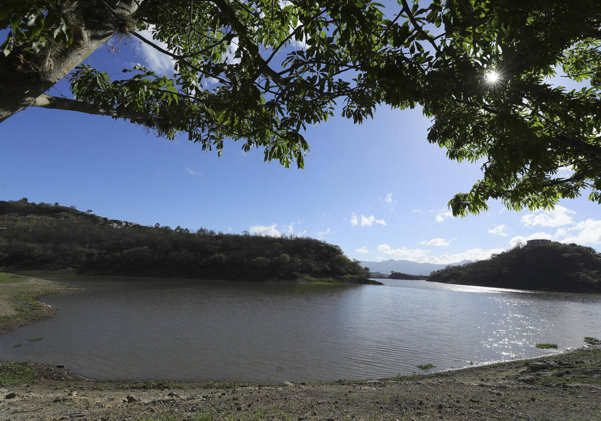 Fotografía general de la Represa Los Laureles hoy, con bajos niveles de agua y que abastece el vital liquido a la ciudad de Tegucigalpa y Comayagüela (Honduras). Cerca de 7,5 millones de personas carecen de agua potable en Honduras, país donde 5 millones no tienen acceso a un saneamiento gestionado de forma segura, indicó la entidad no gubernamental estadounidense Water For People. 