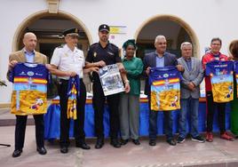 Presentación de la carrera solidaria frente a la sede de la Dirección Insular de la Administración General del Estado en Puerto del Rosario.