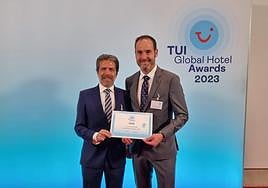 Manuel Florido Mayor y Jose Antonio Amador Pastrana y , Director y Presidente respectivamente de Santa Mónica Suites Hotel recibiendo el premio Tui Global Hotel Awards 2023.