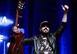 El recientemente fallecido Nany Jiménez en uno de sus conciertos.