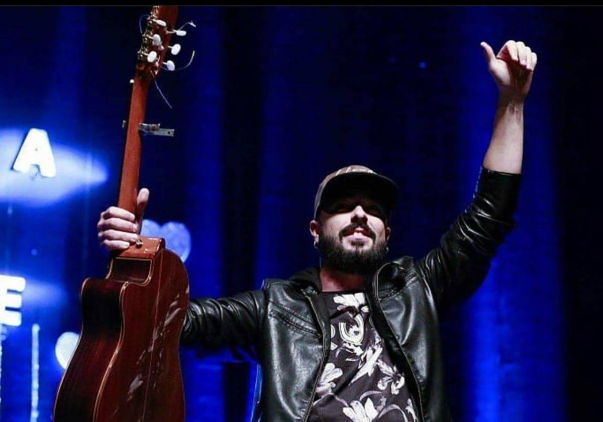 El recientemente fallecido Nany Jiménez en uno de sus conciertos.