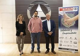 Representantes de SPAR Gran Canaria y la Asociación tras la firma del convenio.