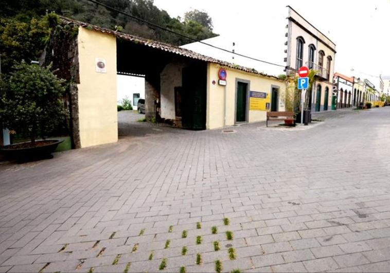 Imagen de la calle principal del casco de Valleseco, donde irán ubicados los nuevos aparcamientos.