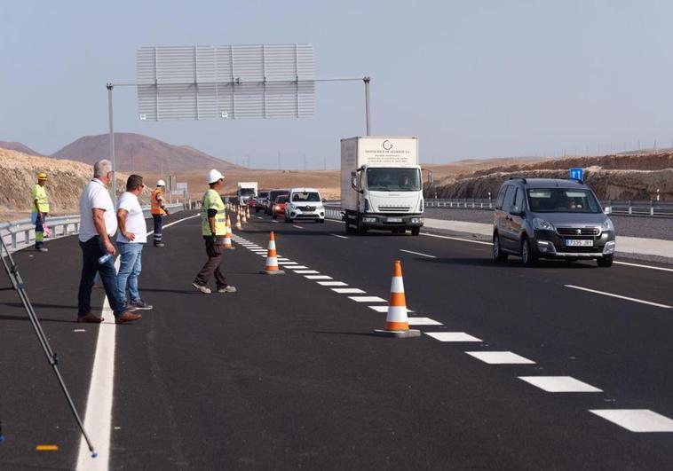Los primeros vehículos empiezan a circular por el nuevo tramo de la autovía La Caldereta-Guisguey.