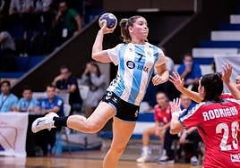 Martina Lang lanza a portería en un encuentro con la selección argentina.