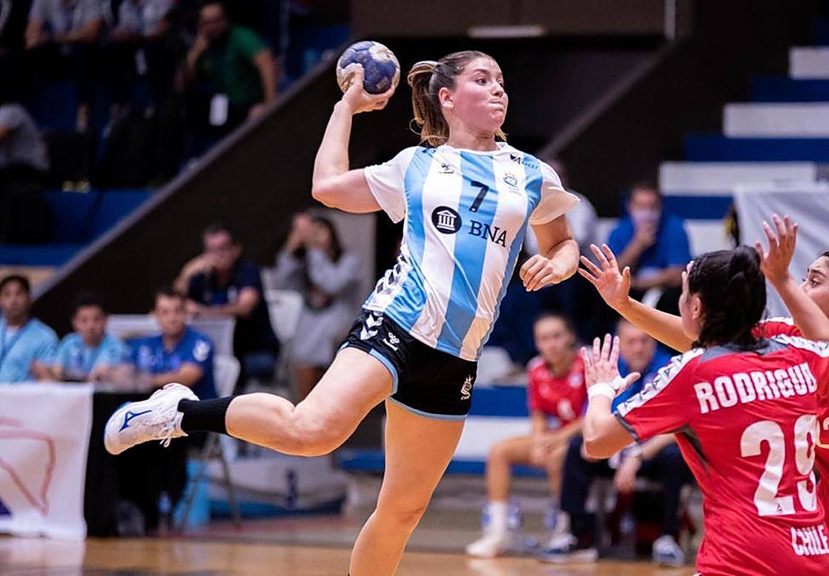 Martina Lang lanza a portería en un encuentro con la selección argentina.