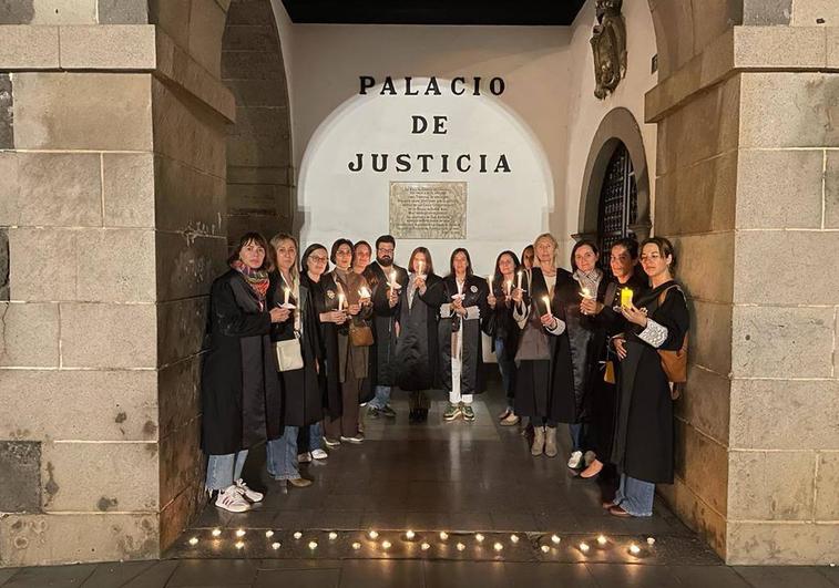 El colectivo de letrados en huelga en el antiguo Palacio de Justicia, en el barrio de Vegueta.