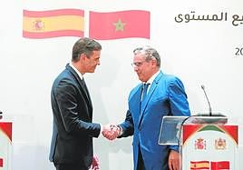 El presidente Sánchez (i) y el jefe de Gobierno de Marruecos, Aziz Akhannouch en febrero.