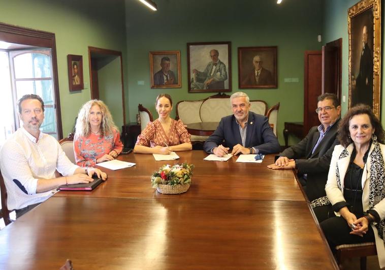 Un momento de la firma del convenio de colaboración entre la Consejería de Cultura del Cabildo y la ULPGC.