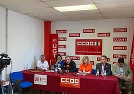 José Suárez(i), Livia Spera (2i), Diego Buenestado(c), Juana Olmedo (c), Pedro Costeras(2d) y Francisco Vegas(d) durante el acto de ayer viernes .
