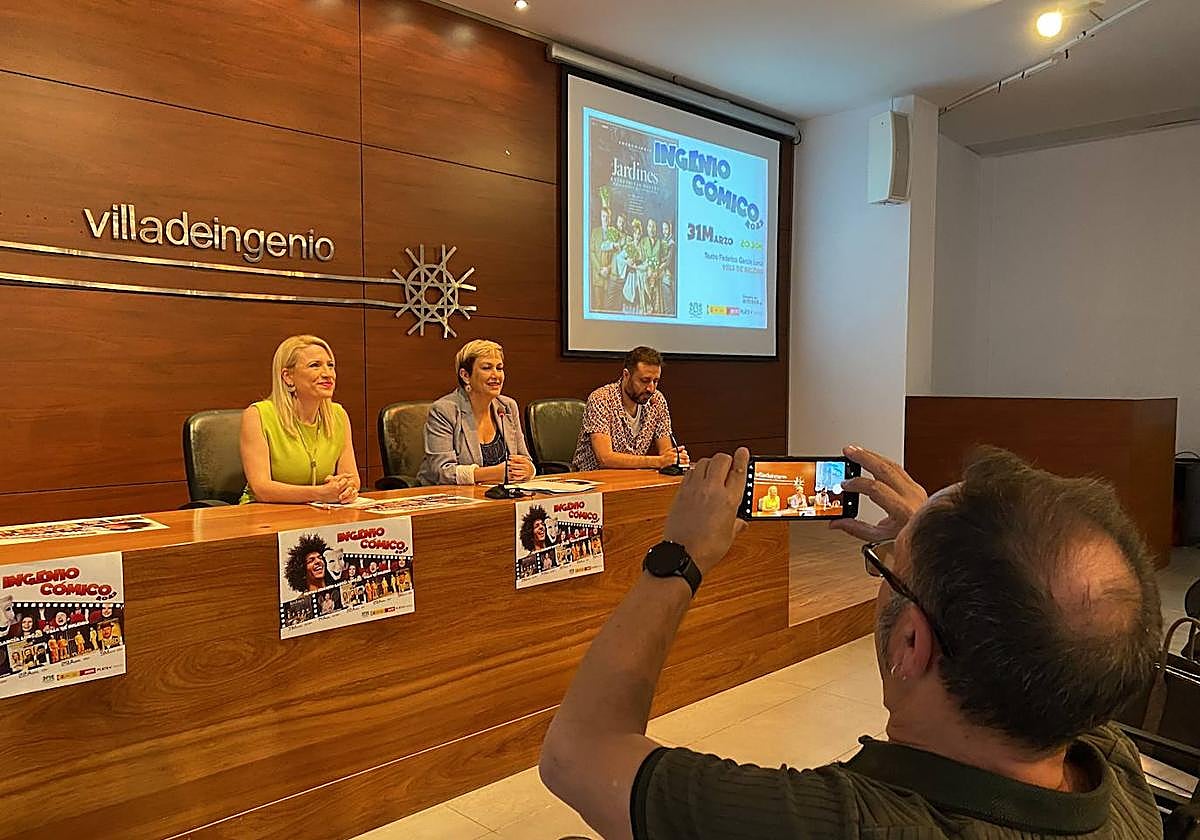 Un momento de la presentación, con Minerva Artiles, Ana Hernández y Víctor Lemes.