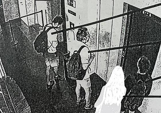 Imagen de una de las cámaras de seguridad del hotel donde se ve a los investigados junto la víctima, esperando al ascensor.