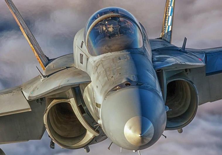 Un Airbus es socorrido por un F-18 a 2.400 metros de altura