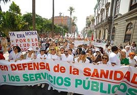 El presidente del comité de empresa del Instituto Canario de Hemodonacion y Hemoterapia de Tenerife, Daniel Quintero (2d), prepara una pancarta para la movilización.