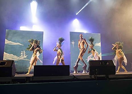 Imagen secundaria 1 - En la foto superior, Drag Ármek durante su actuación. Debajo, Drag Équionox y Drag Ávalon. 