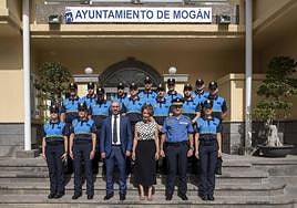 Foto de familia de los 14 nuevos policías locales de Mogán que tomaron posesión este sábado.
