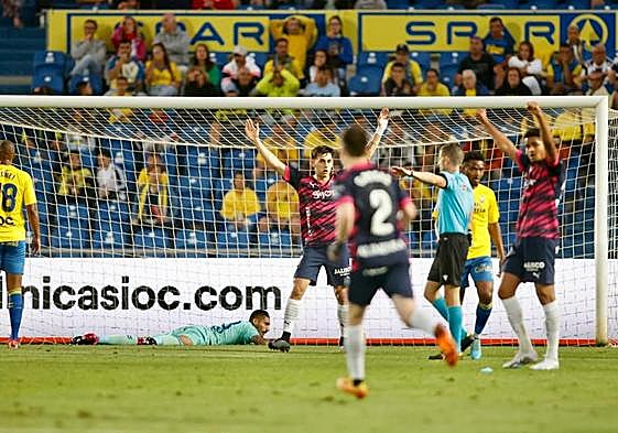 Celebración del gol de Queipo por parte de los jugadores del Sporting.