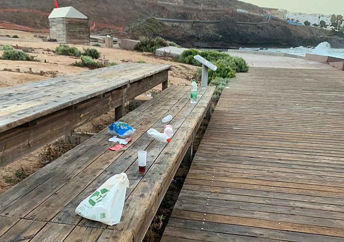 La basura se amontona en El Confital