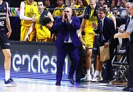 El entrenador grancanario da indicaciones a sus jugadores durante un lance del encuentro entre el Lenovo Tenerife y el Granca.