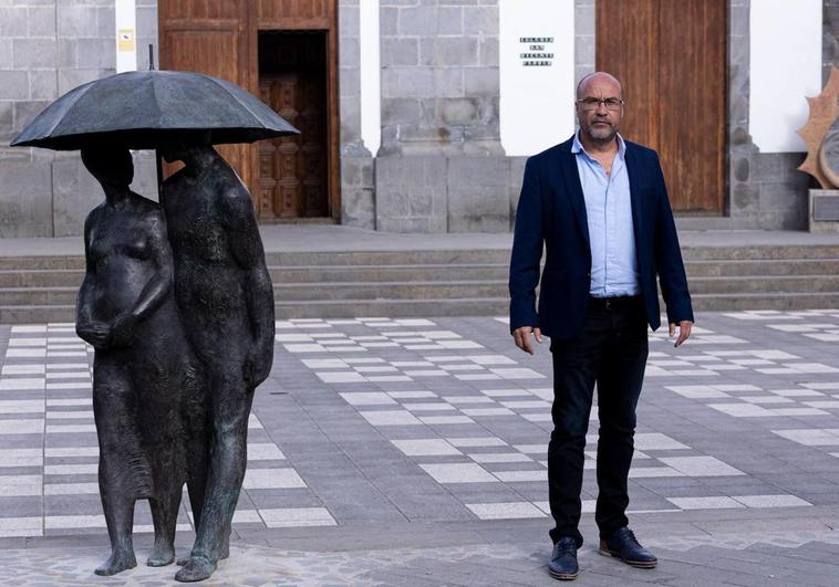 El alcalde de Valleseco, Dámaso Arencibia, junto a una escultura del casco urbano.
