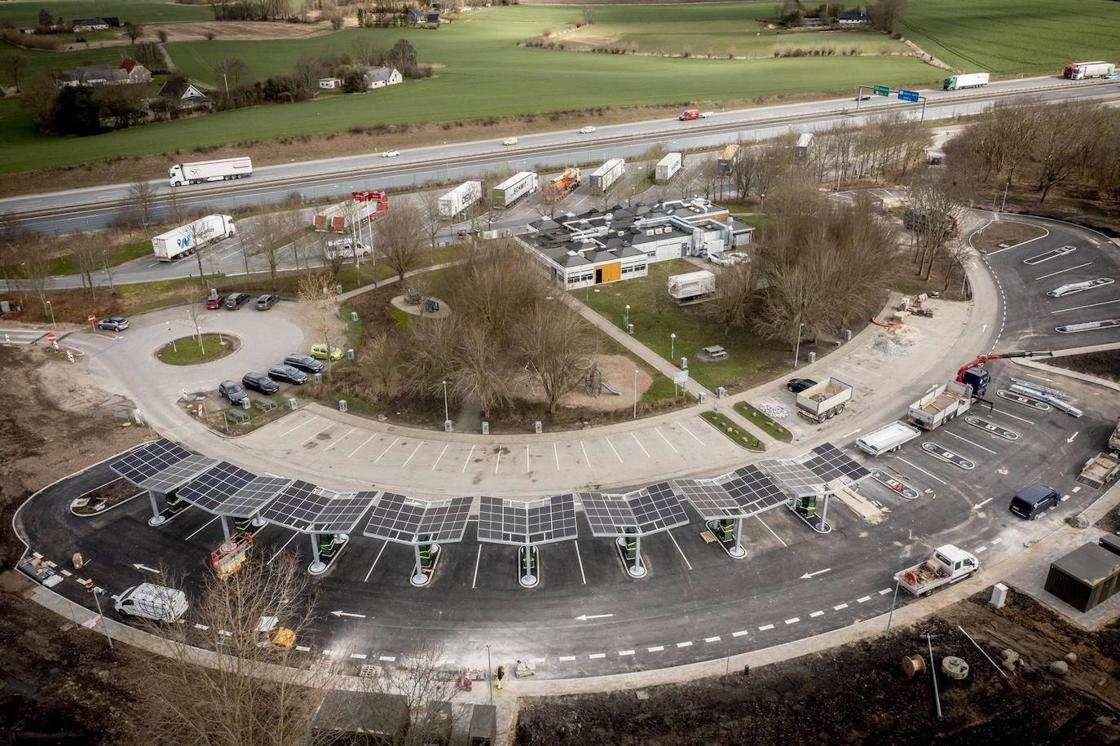 Una vista aérea tomada con un dron del parque de carga para coches eléctricos que se abrirá próximamente en el área de descanso de Lillebaelt Syd en la autopista cerca de Middelfart, Dinamarca. Dinamarca Vejdirektoratet (La Dirección de Carreteras) está en proceso de instalar los primeros 600 puntos de recarga a lo largo de la carretera danesa.