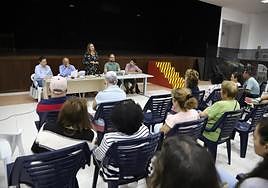 Autoridades con vecinos de Valterra.