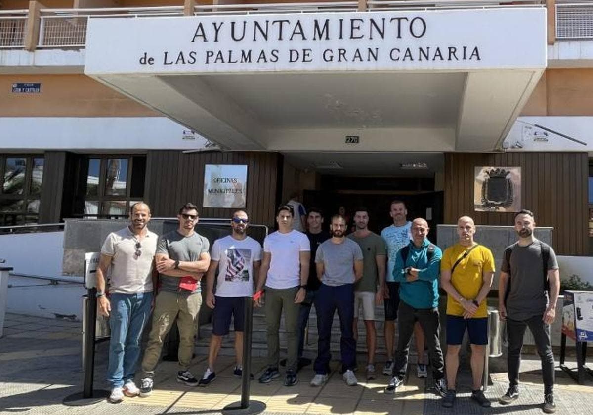 Imagen de los bomberos antes de la reunión mantenida este martes en el Ayuntamiento.