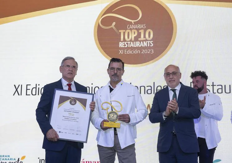 Imagen principal - Carmelo Florido, Carmelo de La Trastienda de Chago y Borja Marrero, reciben el premio de la mano de Antonio Morales